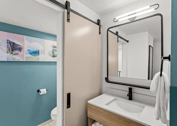 Oak Hill Beach hotels