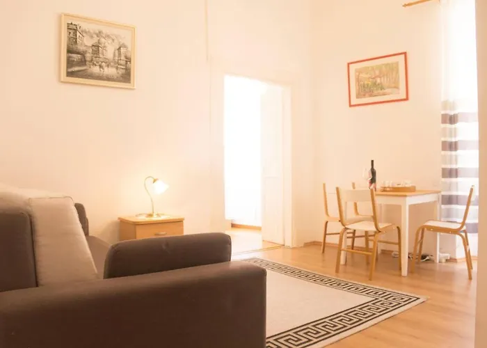 Dolce Vita Old Town Studio